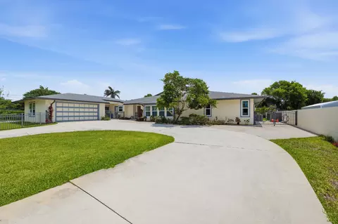 Exterior - 4599 SE Halston Ct, Stuart, FL 34997 photo 2 of 10