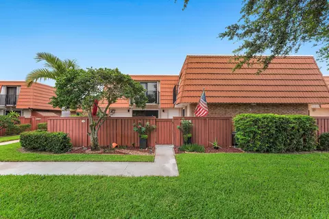 2818 Waterford Dr N, Deerfield Beach, FL 33442
