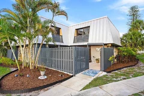 Exterior - 3840 SE Jefferson St, Stuart, FL 34997 photo 3 of 5