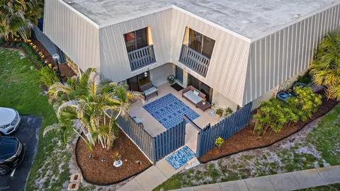 Exterior - 3840 SE Jefferson St, Stuart, FL 34997 photo 4 of 5