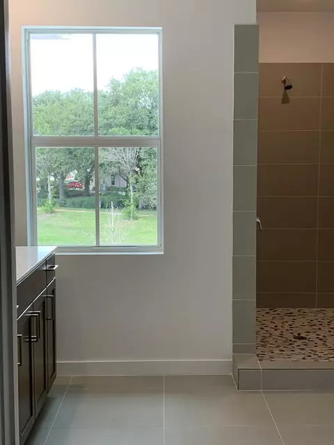 Bath - 747 SE Central Pkwy #42, Stuart, FL 34994 photo 2 of 4