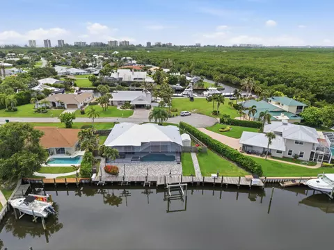 117 Queen Elizabeth Ct, Hutchinson Island, FL 34949