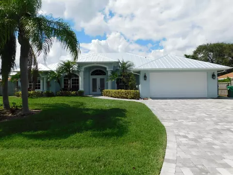 117 Queen Elizabeth Ct, Hutchinson Island, FL 34949