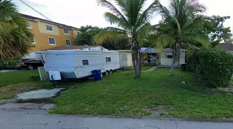 104 NW 3rd Ave, Hallandale Beach, FL 33009
