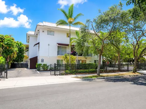 990 NW 1st St #1, Miami, FL 33128