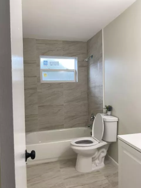 Bath - 1788 SW 8th St, Okeechobee, FL 34974 photo 3 of 3
