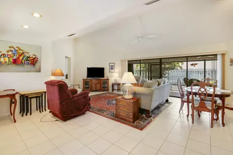 Living - 1127 E Seminole Ave #15B, Jupiter, FL 33477 photo 2 of 4