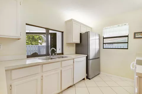 Kitchen - 1127 E Seminole Ave #15B, Jupiter, FL 33477 photo 3 of 5