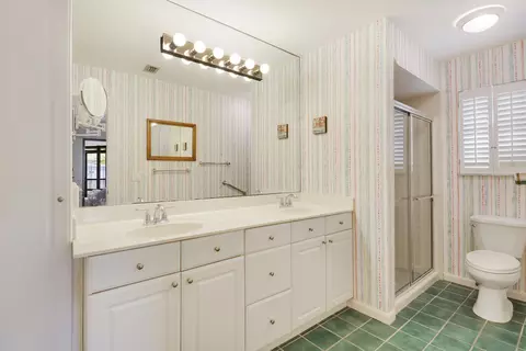 Bath - 1127 E Seminole Ave #15B, Jupiter, FL 33477 photo 1 of 2