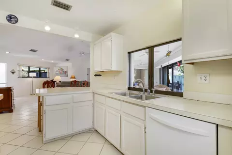 Kitchen - 1127 E Seminole Ave #15B, Jupiter, FL 33477 photo 5 of 5
