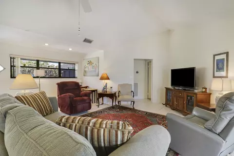 Living - 1127 E Seminole Ave #15B, Jupiter, FL 33477 photo 4 of 4