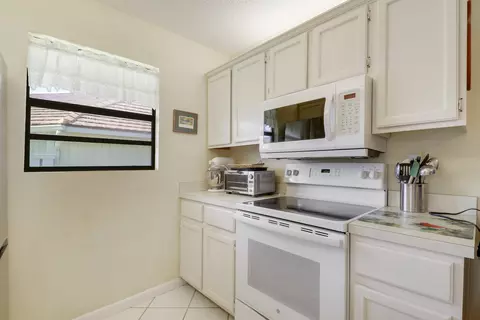 Kitchen - 1127 E Seminole Ave #15B, Jupiter, FL 33477 photo 4 of 5