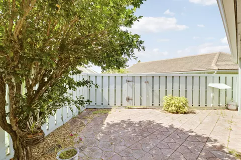 Exterior - 1127 E Seminole Ave #15B, Jupiter, FL 33477 photo 4 of 6
