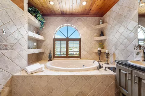 Bath - 5675 SE Orange St, Stuart, FL 34997 photo 5 of 8