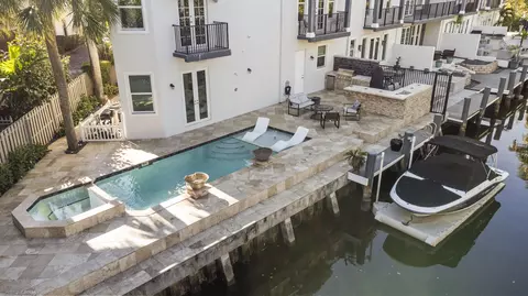 208 SE 10th Ter, Fort Lauderdale, FL 33301