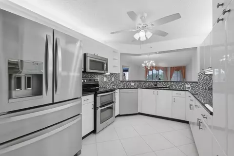 7649 E Granville Dr #301, Tamarac, FL 33321