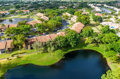 5087 Oakhill Ln, Delray Beach, FL 33484