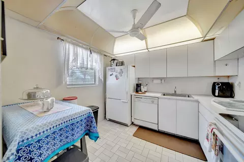 Kitchen - 3100 Holiday Springs Blvd #305, Margate, FL 33063 photo 3 of 4