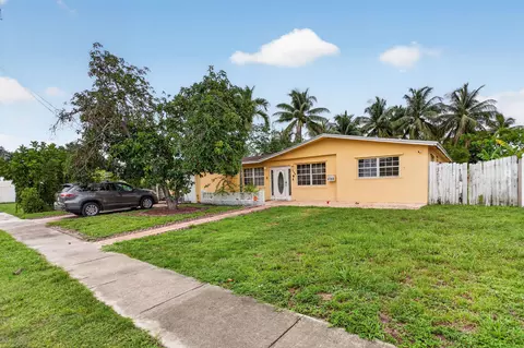 4390 NW 35th Ave, Lauderdale Lakes, FL 33309