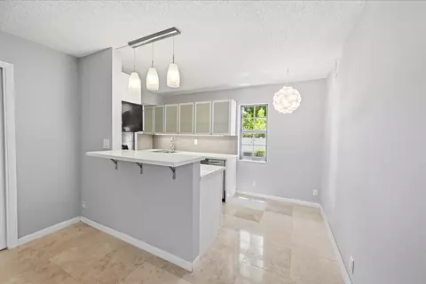 905 NE 28th St #206, Wilton Manors, FL 33334