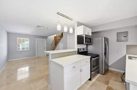 905 NE 28th St #206, Wilton Manors, FL 33334