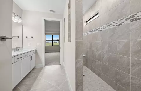 Bath - 3922 E Hampton Cir, Alva, FL 33920 photo 4 of 5