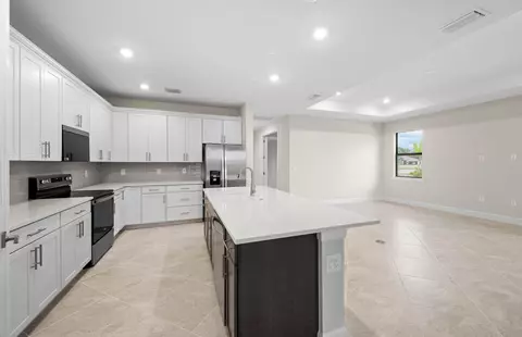 Kitchen - 3922 E Hampton Cir, Alva, FL 33920 photo 5 of 5