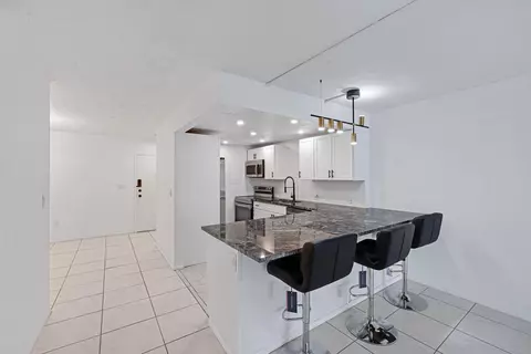 7100 NW 17th St #220, Plantation, FL 33313