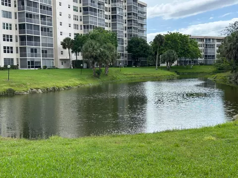 View/Area - 3520 Oaks Way #110, Pompano Beach, FL 33069 photo 2 of 7