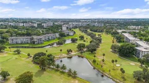 View/Area - 3520 Oaks Way #110, Pompano Beach, FL 33069 photo 4 of 7