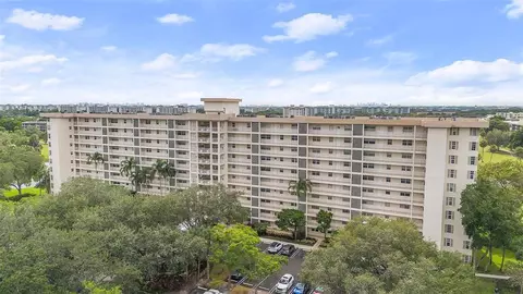 View/Area - 3520 Oaks Way #110, Pompano Beach, FL 33069 photo 5 of 7