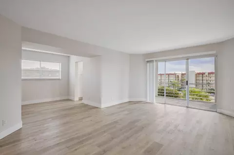 3590 Via Poinciana #501, Lake Worth, FL 33467