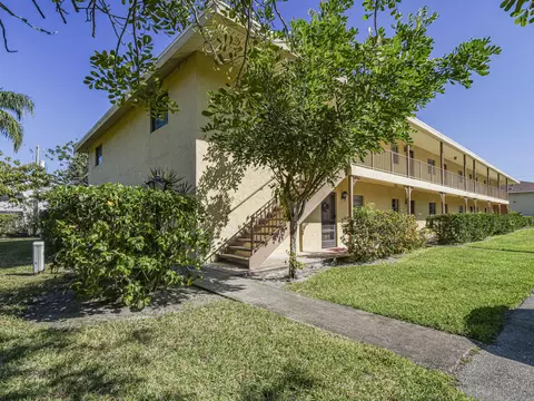 400 18th St #G2, Vero Beach, FL 32960