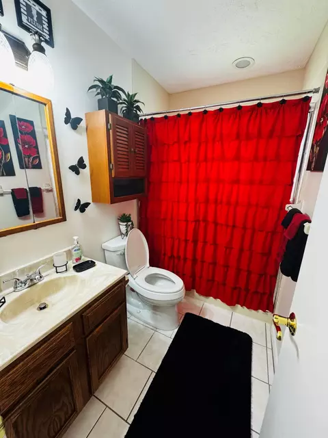 Bath - 1918 SE Monroe St, Stuart, FL 34997 photo 2 of 2