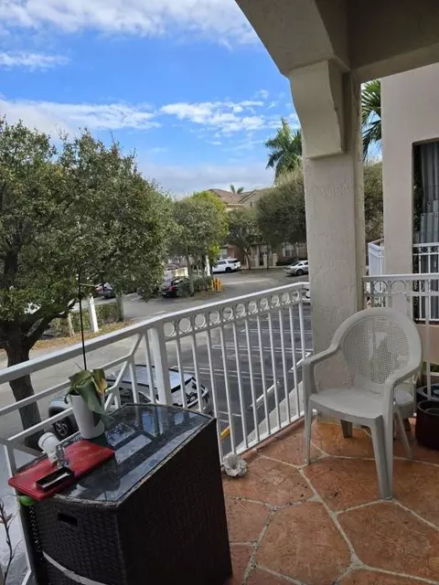 8930 W Flagler St #221, Miami, FL 33174