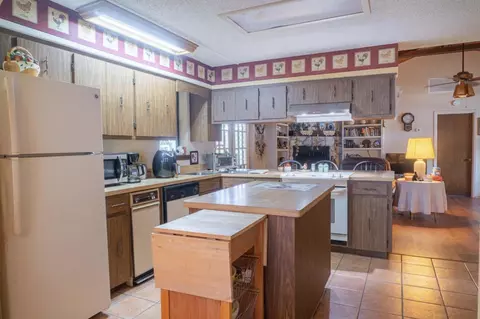 Kitchen - 1864 SW 24th Ave, Okeechobee, FL 34974 photo 3 of 5