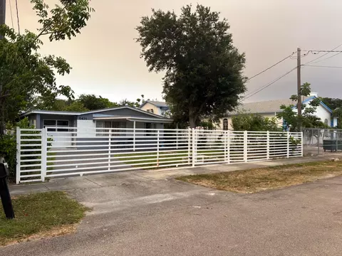 5421 SW 24th St, West Park, FL 33023