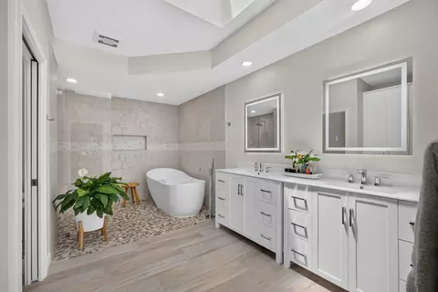 Bath - 1306 SE Brewster Pl SE, Stuart, FL 34997 photo 4 of 8