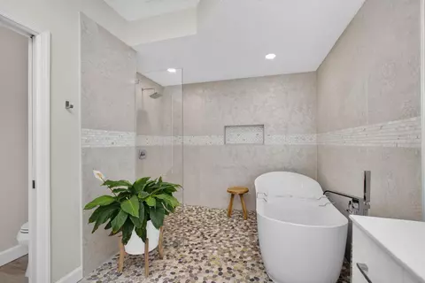 Bath - 1306 SE Brewster Pl SE, Stuart, FL 34997 photo 5 of 8