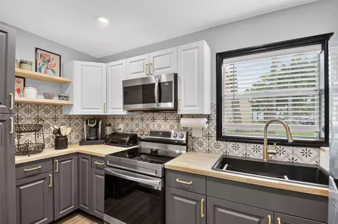 124 Lake Evelyn Dr, West Palm Beach, FL 33411