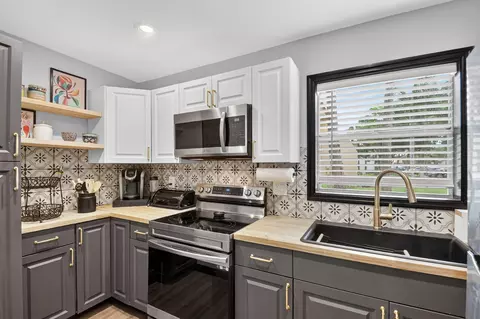 124 Lake Evelyn Dr, West Palm Beach, FL 33411