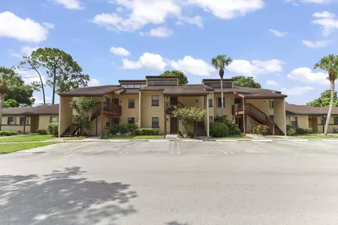 105 Lakeview Dr E, Royal Palm Beach, FL 33411