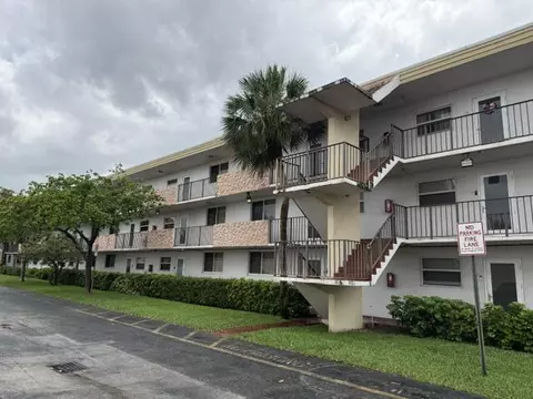 6005 Del Lago Cir, Sunrise, FL 33313