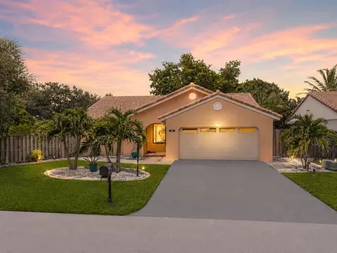 15681 Dover Ct, Davie, FL 33331