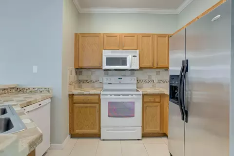 Kitchen - 115 Lighthouse Cir #B, Tequesta, FL 33469 photo 1 of 2
