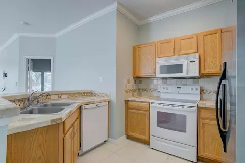 Kitchen - 115 Lighthouse Cir #B, Tequesta, FL 33469 photo 2 of 2