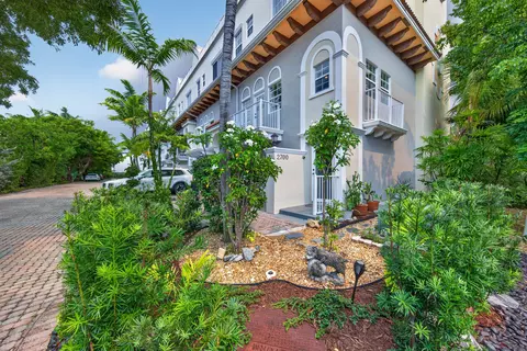 2700 NE 8th Ave, Wilton Manors, FL 33334