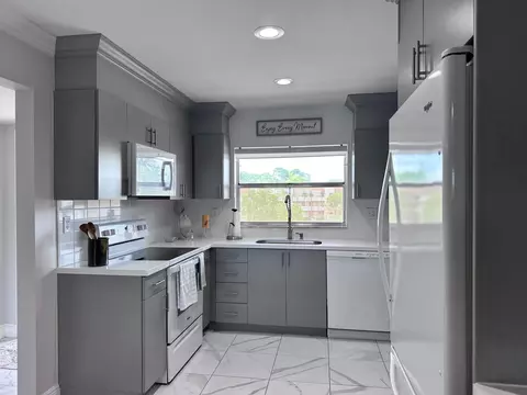 9300 Sunrise Lakes Blvd #309, Sunrise, FL 33322