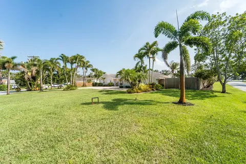 Exterior - 18 Saddleback Rd, Tequesta, FL 33469 photo 4 of 30
