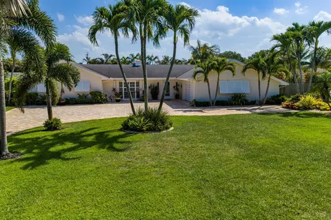 Exterior - 18 Saddleback Rd, Tequesta, FL 33469 photo 6 of 30